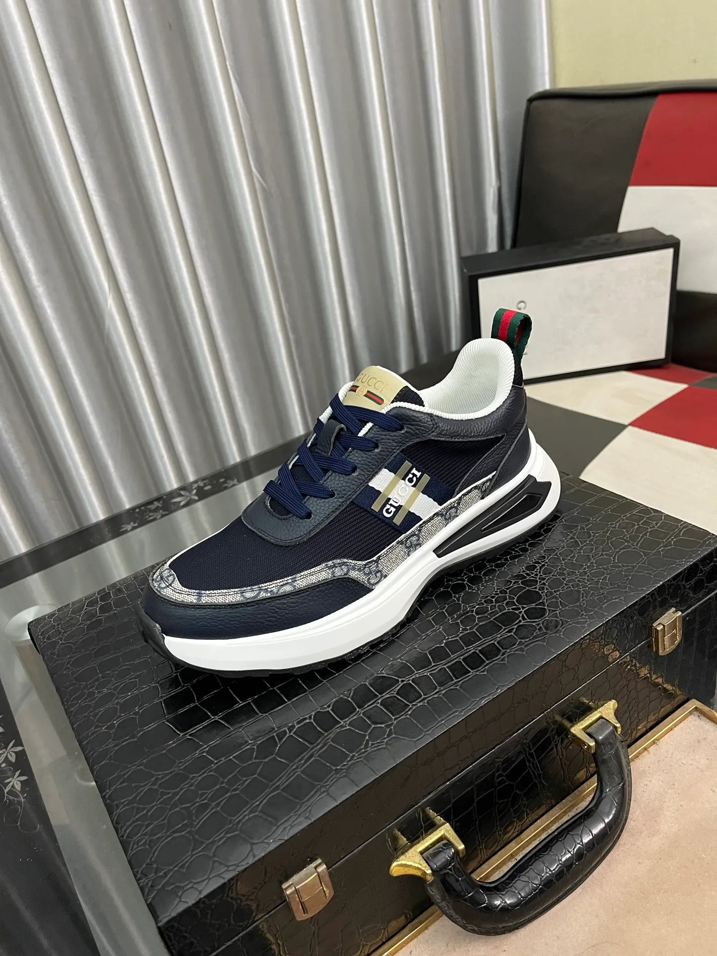 Men's Men's Shoes💰458⌚️⌚️[GUCCI] Gucci men's casual shoes are absolutely popular🔥The ultimate matching item for trendy men! The charm of super texture is unstoppable. This is the main recommendation. The upper is made of high-quality cowhide, with pig lining feet and wear-resistant rubber sole. It is noble and elegant! Extremely comfortable🎁🎁You can be as handsome as you want💪 Size 38-44! 2️⃣colors available